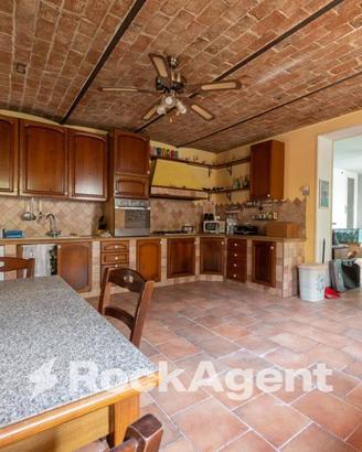 Rustico / Casale di 240 m² con 4 locali e box auto