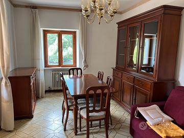 Arredo soggiorno in noce massiccio