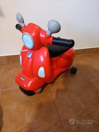Motorino giochi bambini Chicco Vespa 