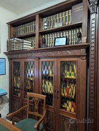 Libreria in legno con sportelli in vetro satinato