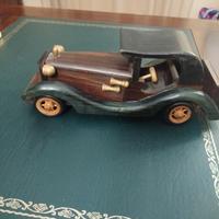 Modellino auto in legno fatto a mano auto d'epoca.