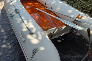 Gommone con motore e accessori solo ritiro in loco
