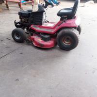 Trattorino tosaerba con motore a scoppio