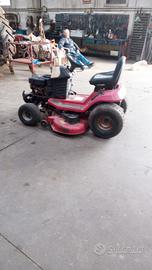 Trattorino tosaerba con motore a scoppio