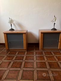 Comodini in legno con ripiani
