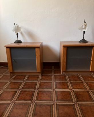 Comodini in legno con ripiani