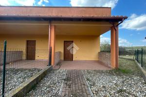 VILLA A SCHIERA A MONTECASTRILLI