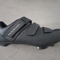 Scarpe ciclismo e pompa a mano con barometro