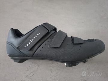 Scarpe ciclismo e pompa a mano con barometro