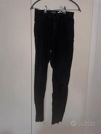Jeans skinny nero Zara con strappi sulle ginocchia