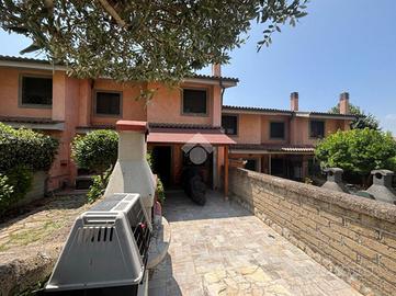 VILLA A SCHIERA A CASTELNUOVO DI PORTO