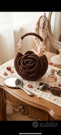 borsa in crochet a forma di rosa colore moka