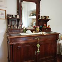 Comò antico in legno massello