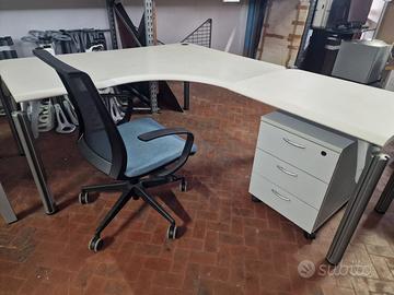scrivania angolare con sedia e cassettiera 