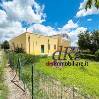 Tinchi di Pisticci. Casa con giardino alberato