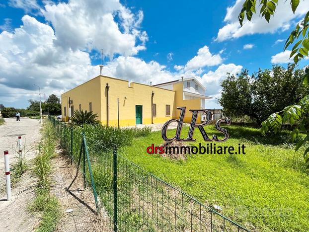 Tinchi di Pisticci. Casa con giardino alberato