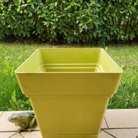 Vaso in plastica da esterno con ruote