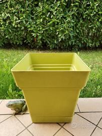 Vaso in plastica da esterno con ruote