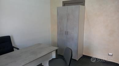 Stanza uso ufficio arredata