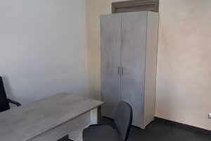 Stanza uso ufficio arredata
