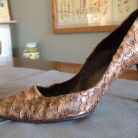 scarpa chiusa con tacco