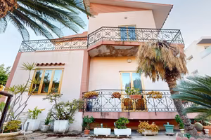 Villa indipendente bilivelli con ampio giardino su