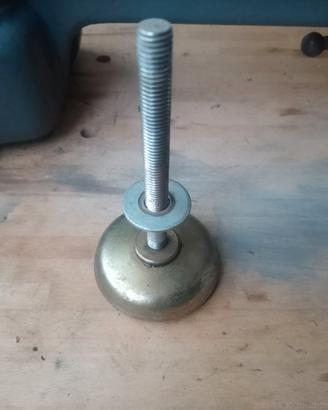 Piedi per macchine utensili