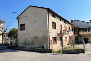 Immobile in asta di 160 m² con box auto a Trissino