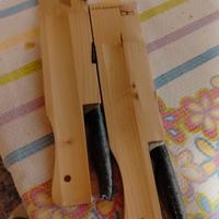 taglieri con coltelli