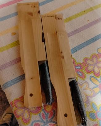 taglieri con coltelli