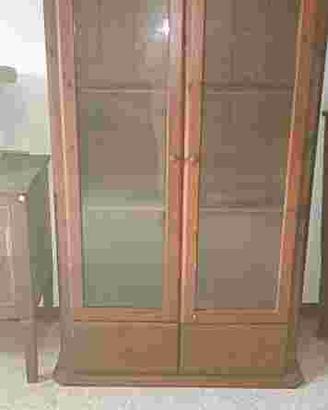 Vetrina legno massello con vetri bugnati .