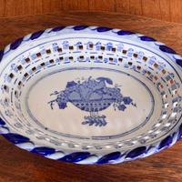 Cestella traforata in porcellana stile Delf