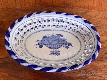 Cestella traforata in porcellana stile Delf