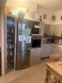 Cucina angolare con vetrina