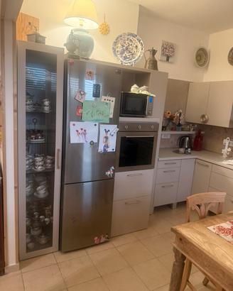 Cucina angolare con vetrina