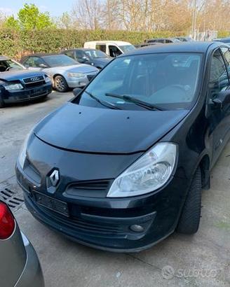 Ricambi Clio 3 2006 - Vari veicoli per ricambi