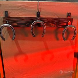 appendiabiti in  ferro di cavallo 