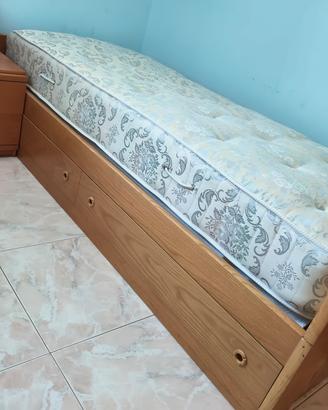 letto singolo+materasso più comodino 