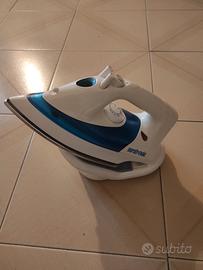 ferro da stiro in foto con base di ricarica 