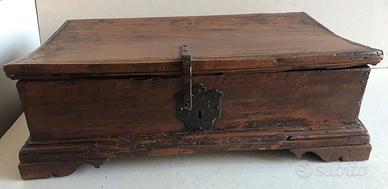 Cassettina XVIII sec. in noce serratura originale