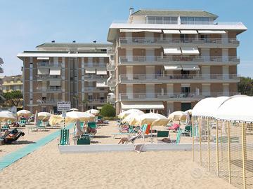 2 camere 5 postiletto frontemare spiaggia piscina