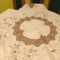 tovaglia rotonda ricamata a mano 8 prsone