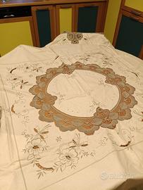 tovaglia rotonda ricamata a mano 8 prsone