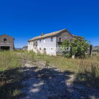 CASALE INDIPENDENTE CON AMPIA CORTE E ANNESSI