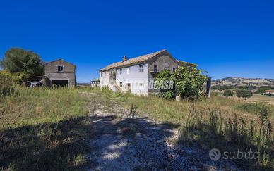CASALE INDIPENDENTE CON AMPIA CORTE E ANNESSI