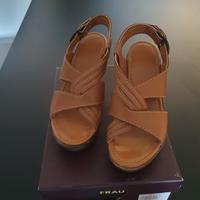 Sandali in pelle con zeppa Frau