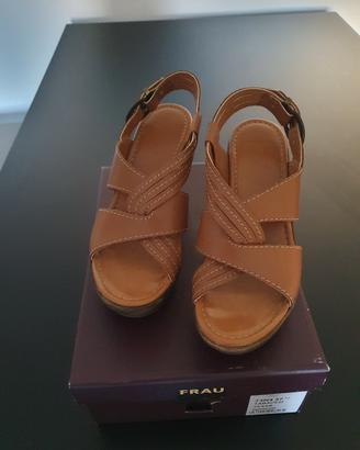 Sandali in pelle con zeppa Frau