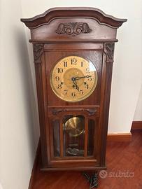 Orologio a pendolo in legno stile classico