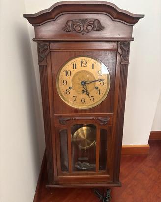 Orologio a pendolo in legno stile classico