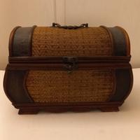 Bauletto vintage in legno e paglia intrecciata .